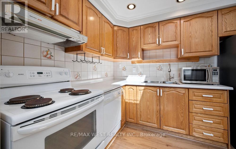 Photo 13 of 6 Robindale Avenue, Toronto ON