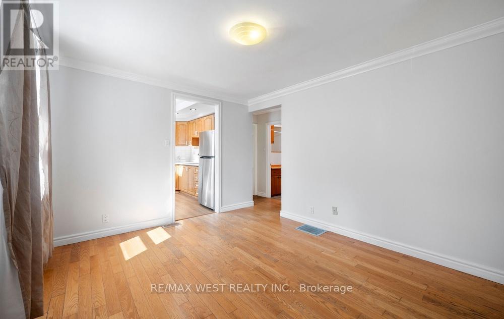 Photo 6 of 6 Robindale Avenue, Toronto ON