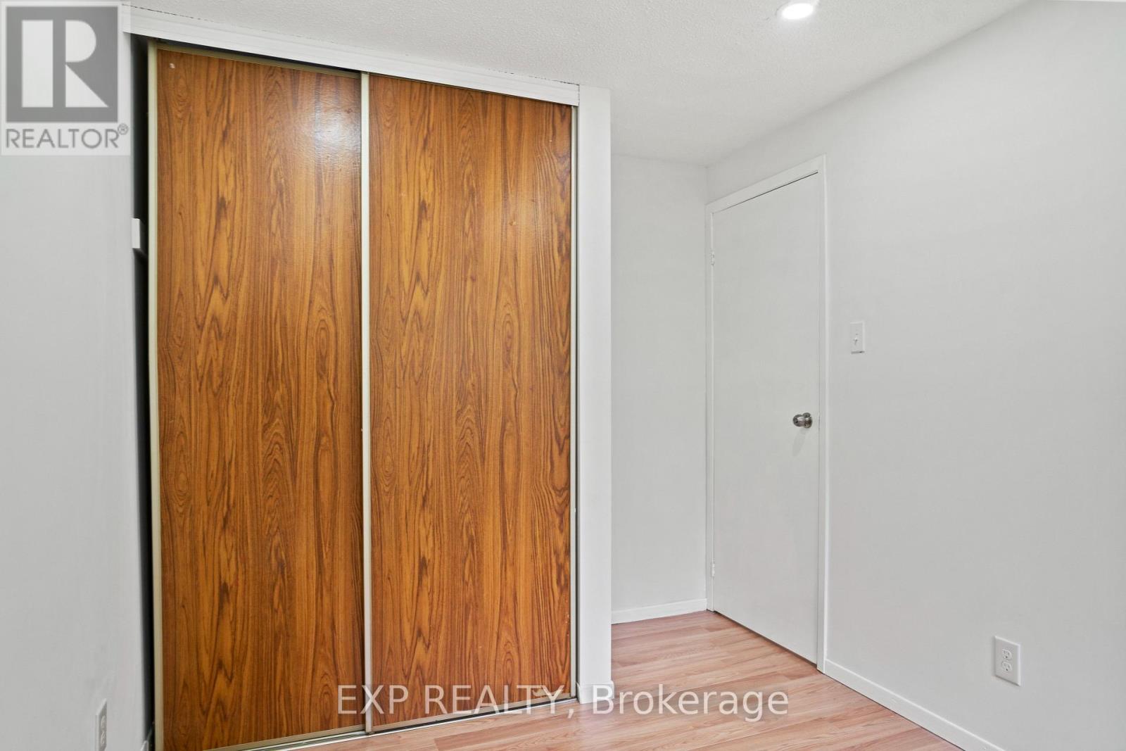 Photo 23 of 122 45 Hansen Road N, Brampton ON