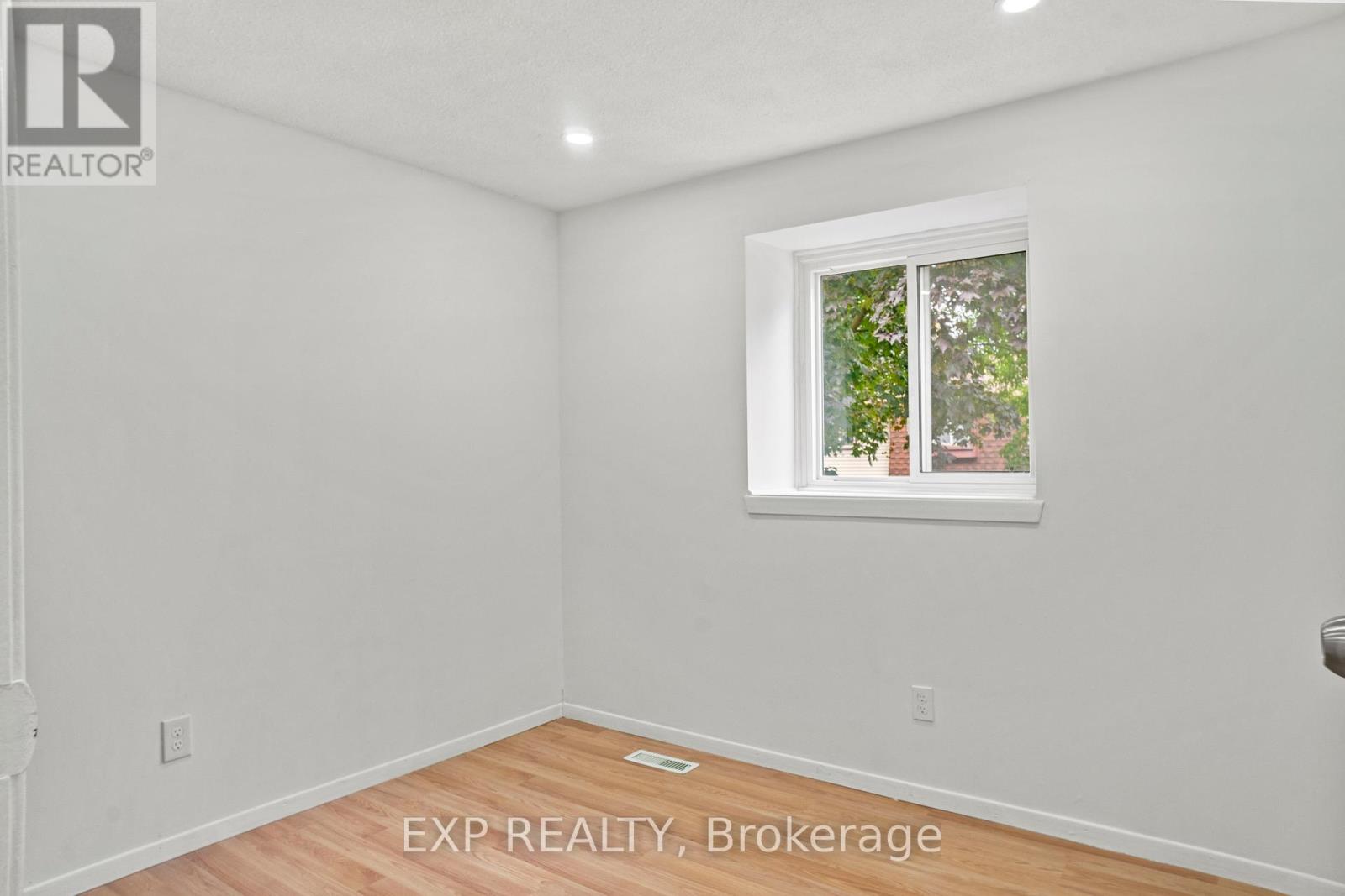 Photo 24 of 122 45 Hansen Road N, Brampton ON