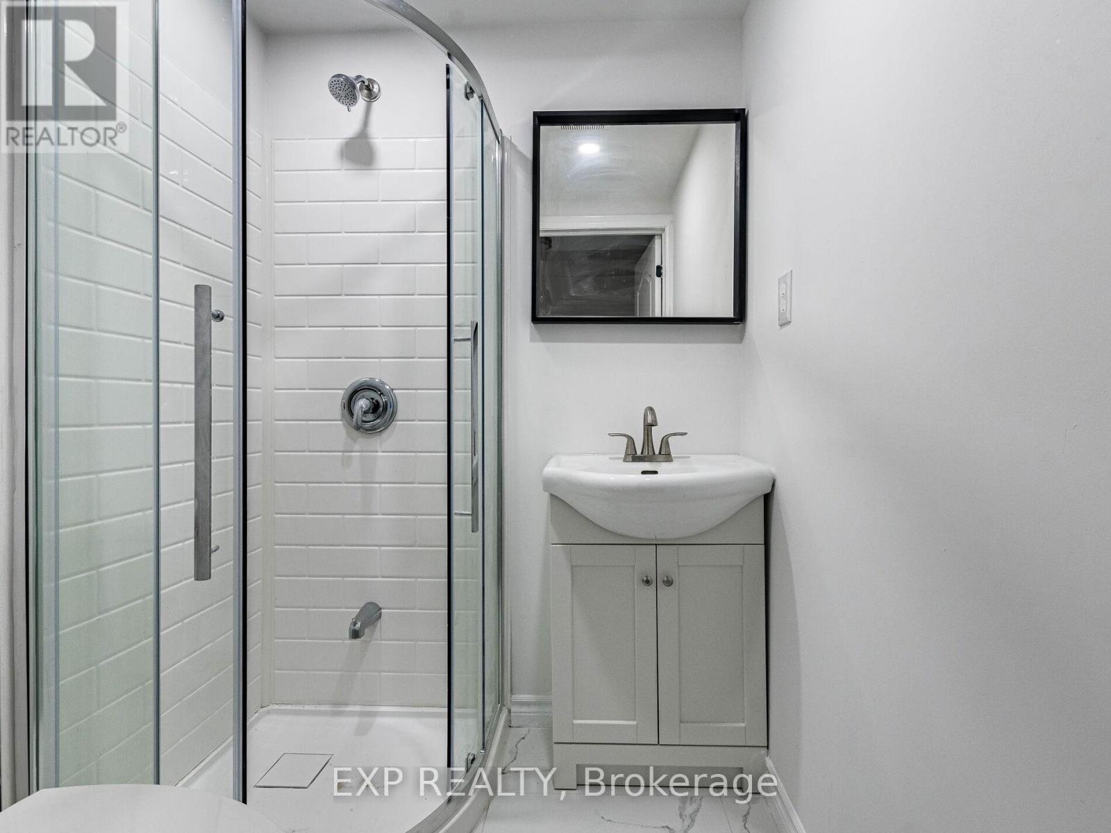 Photo 28 of 122 45 Hansen Road N, Brampton ON