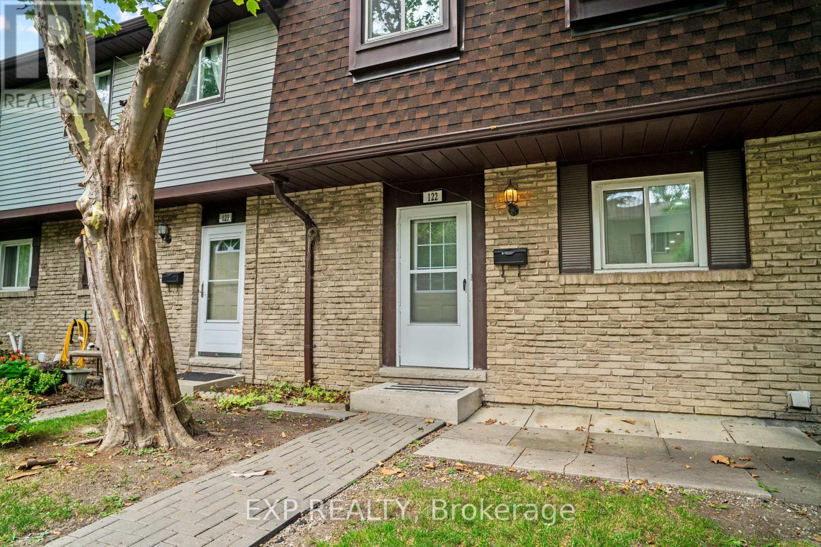 Photo 3 of 122 45 Hansen Road N, Brampton ON