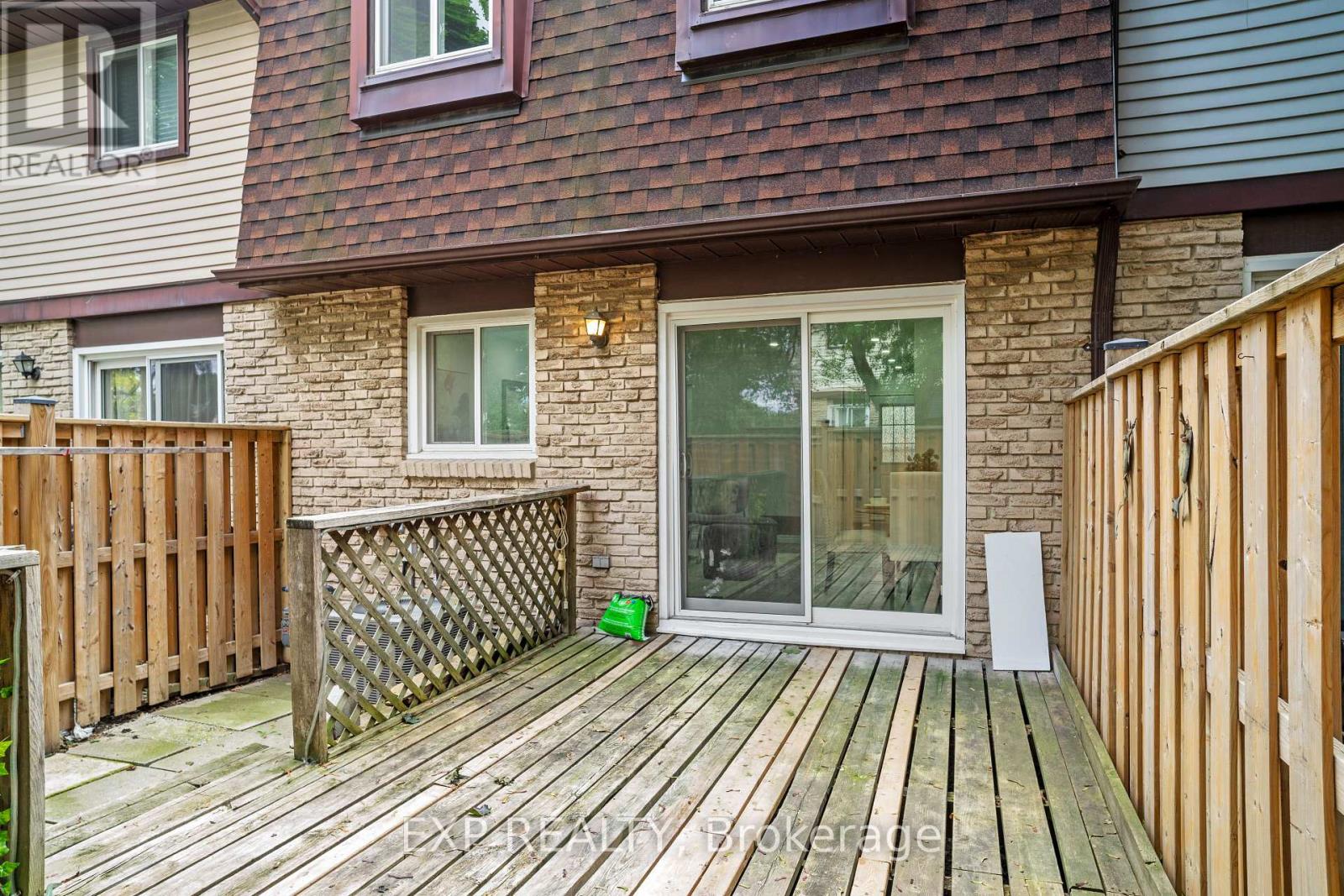 Photo 36 of 122 45 Hansen Road N, Brampton ON
