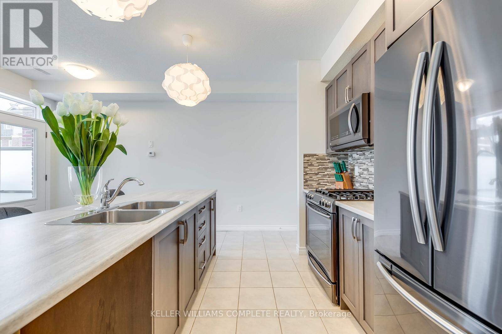 Photo 3 of 76 445 Ontario Street S, Milton ON