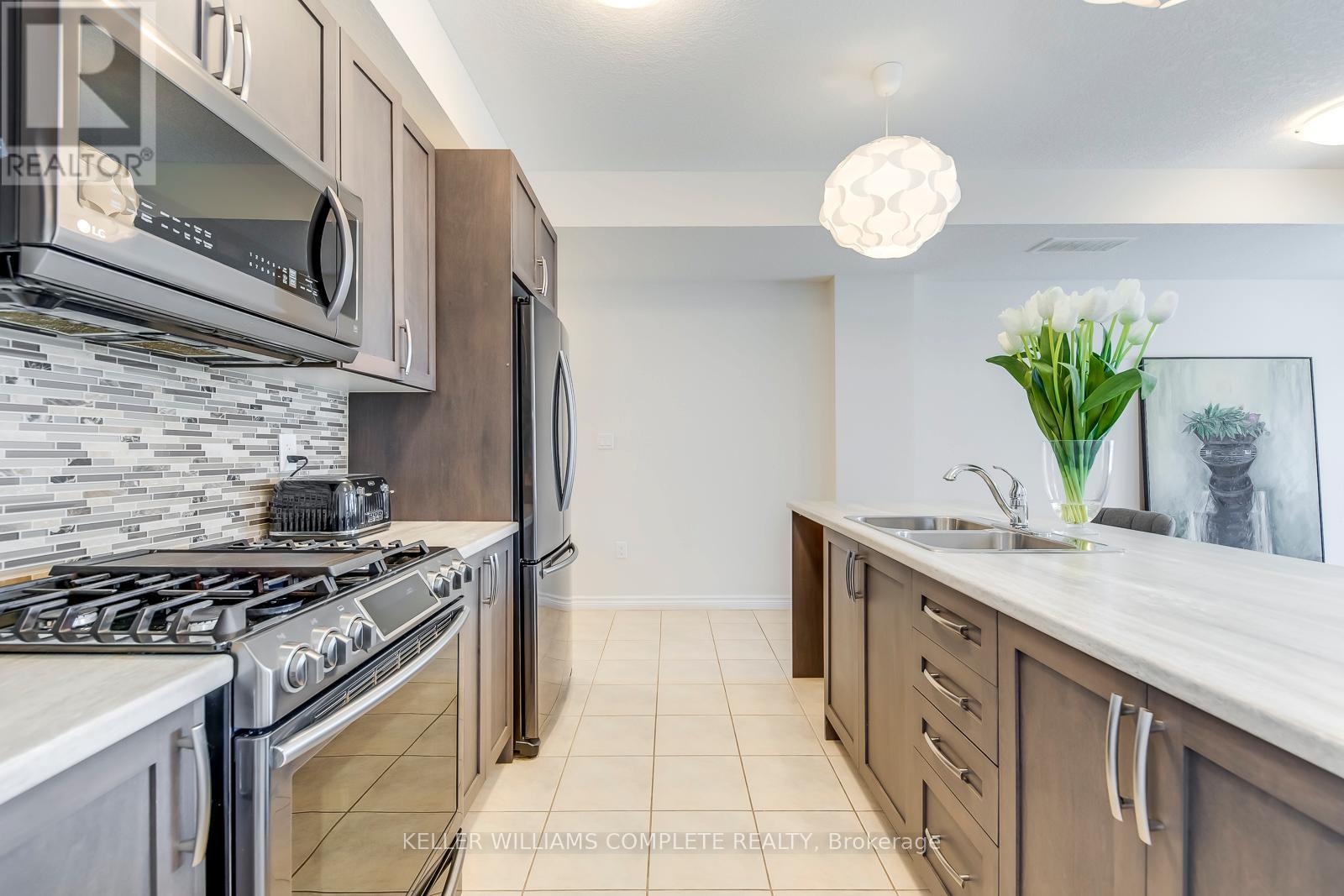 Photo 4 of 76 445 Ontario Street S, Milton ON