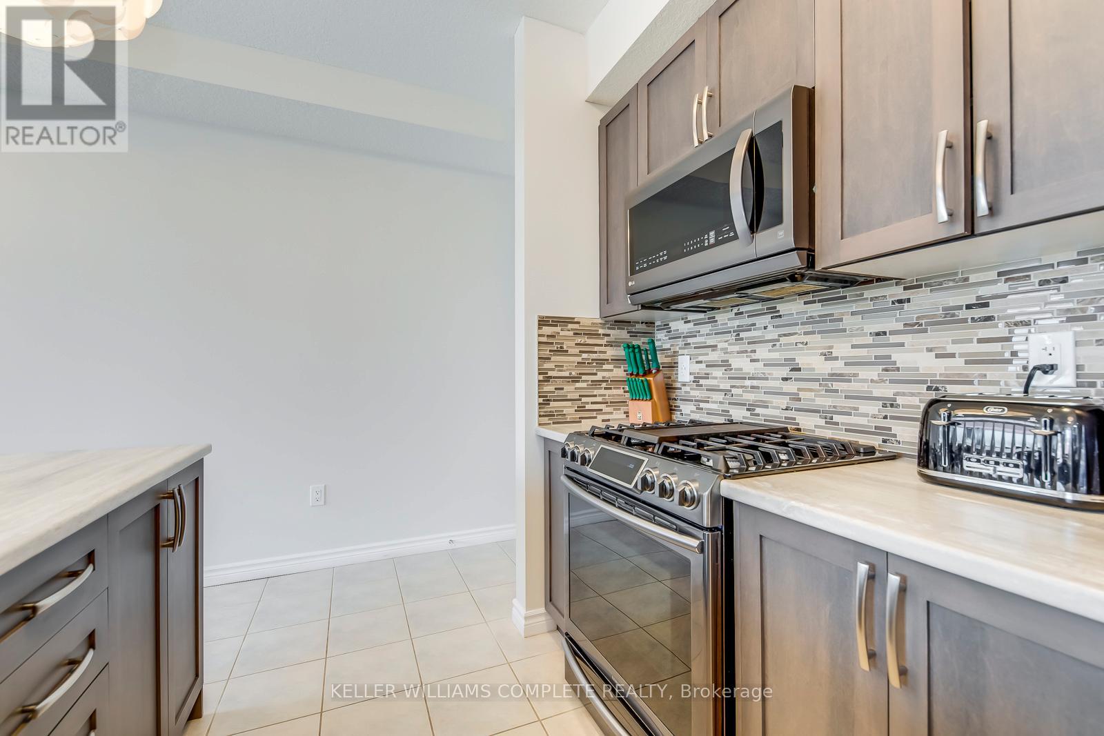 Photo 8 of 76 445 Ontario Street S, Milton ON