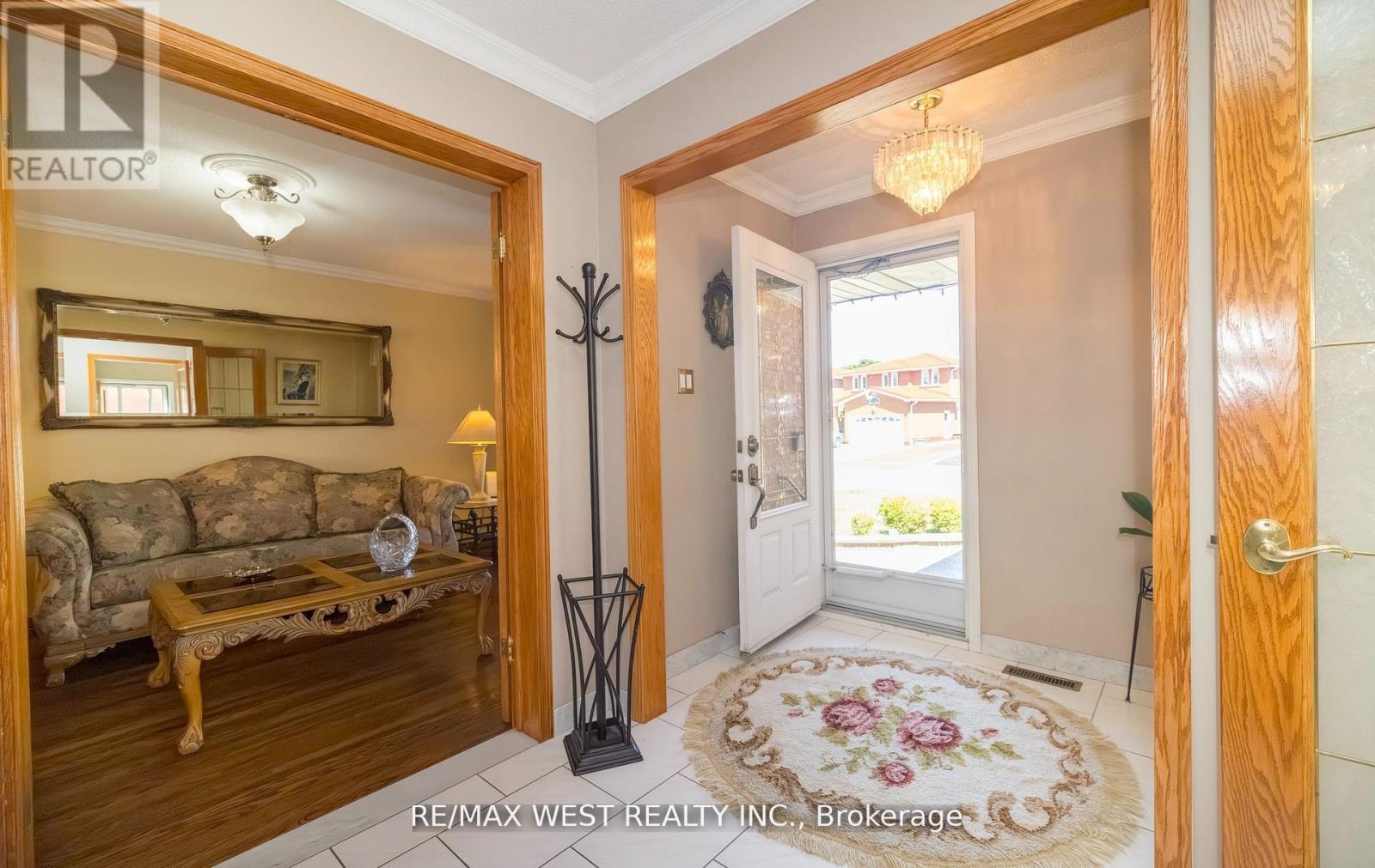 Photo 14 of 52 Amantine Crescent, Brampton ON