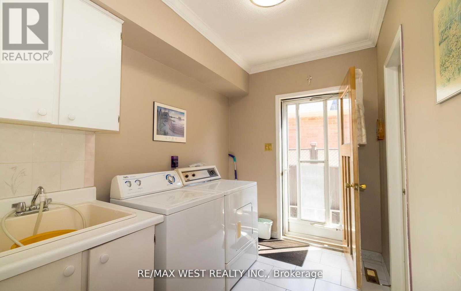 Photo 15 of 52 Amantine Crescent, Brampton ON