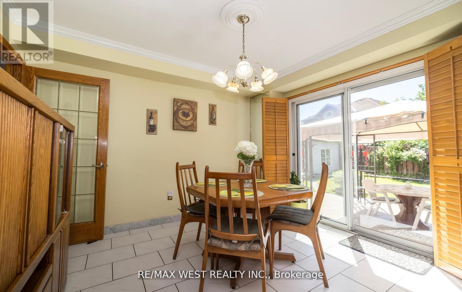 Photo 18 of 52 Amantine Crescent, Brampton ON