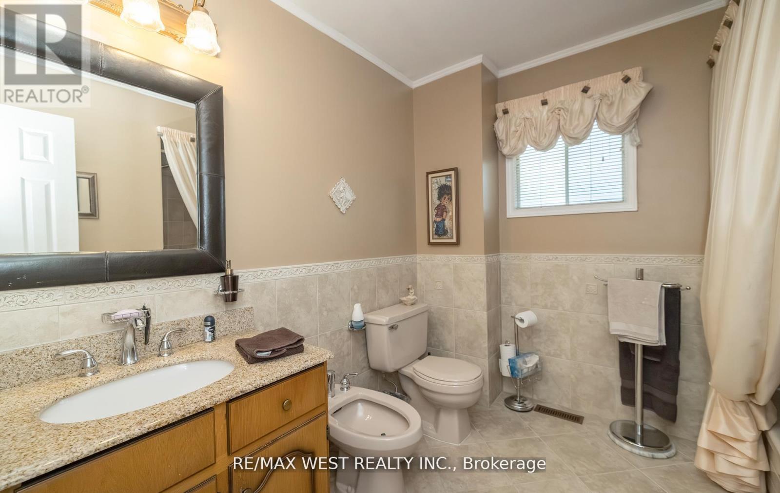 Photo 21 of 52 Amantine Crescent, Brampton ON