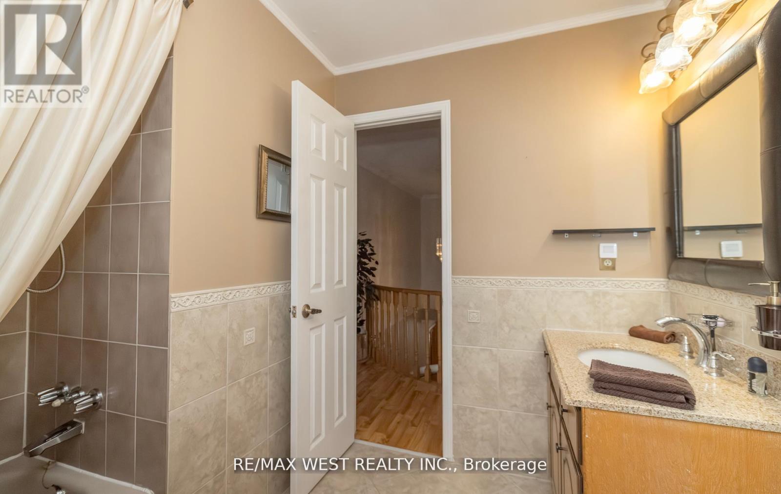 Photo 22 of 52 Amantine Crescent, Brampton ON