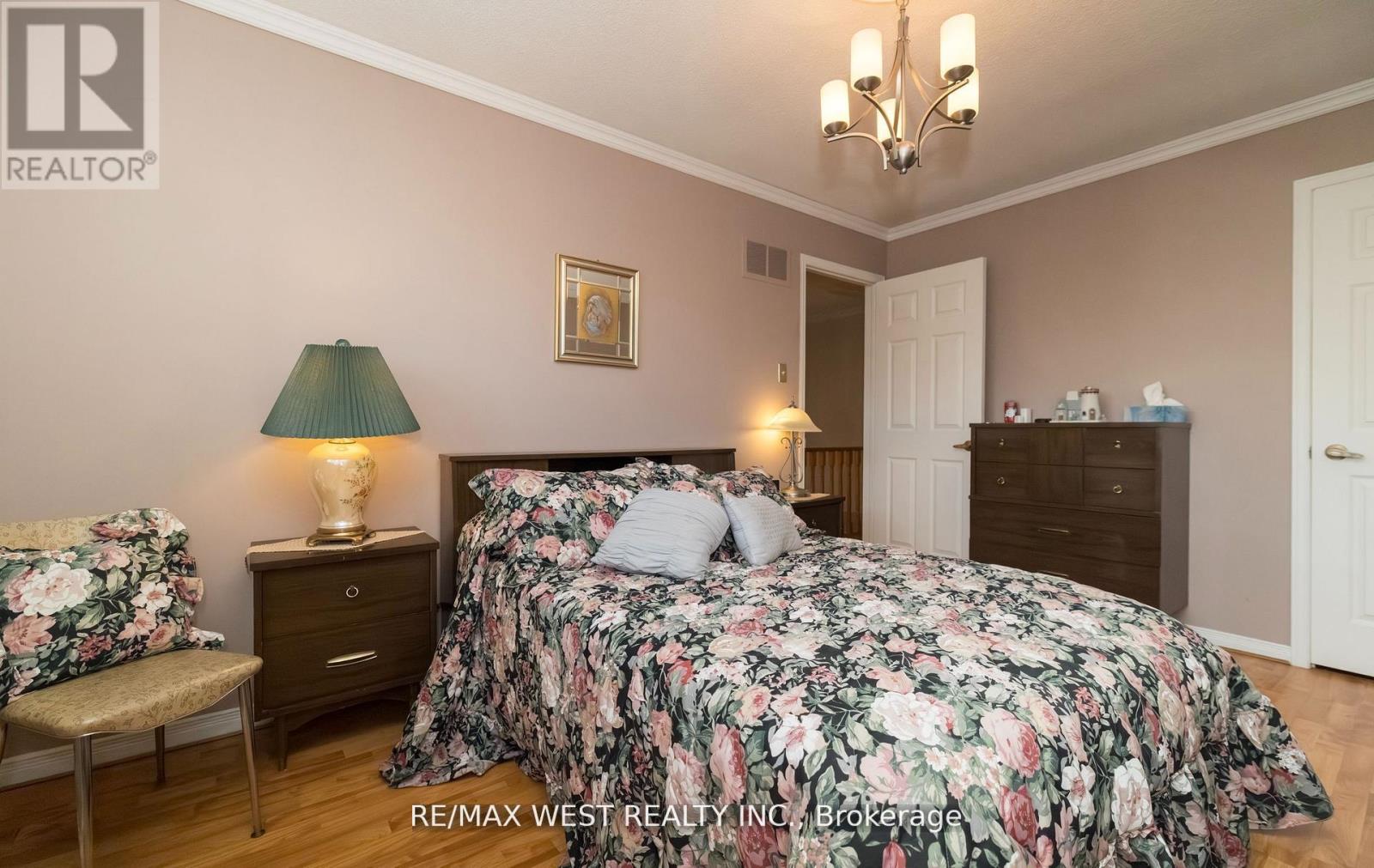 Photo 23 of 52 Amantine Crescent, Brampton ON