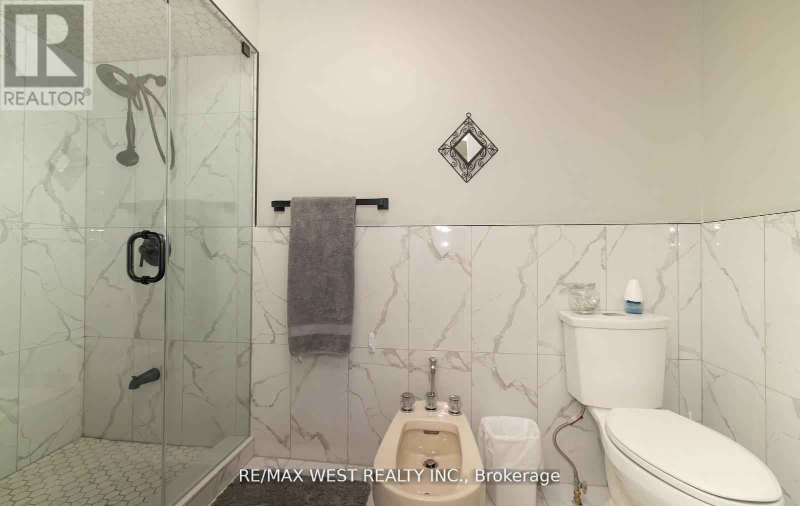Photo 26 of 52 Amantine Crescent, Brampton ON