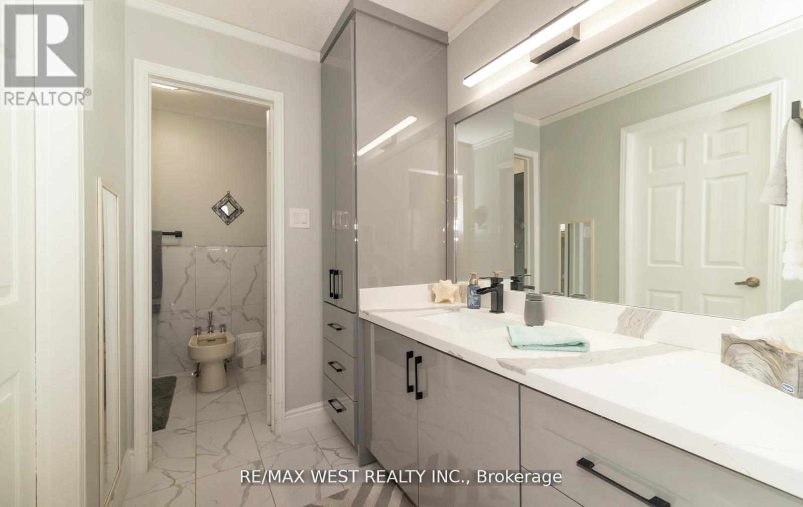 Photo 27 of 52 Amantine Crescent, Brampton ON