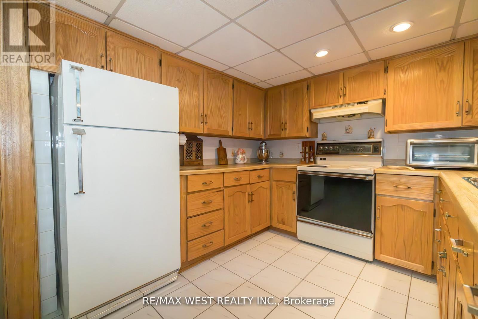 Photo 33 of 52 Amantine Crescent, Brampton ON