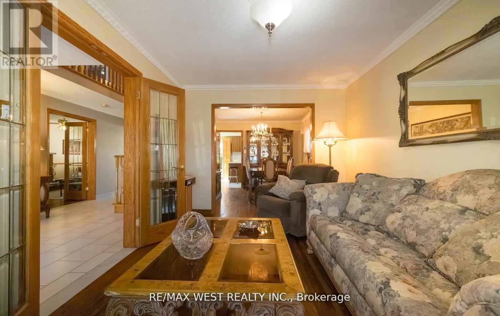 Photo 5 of 52 Amantine Crescent, Brampton ON