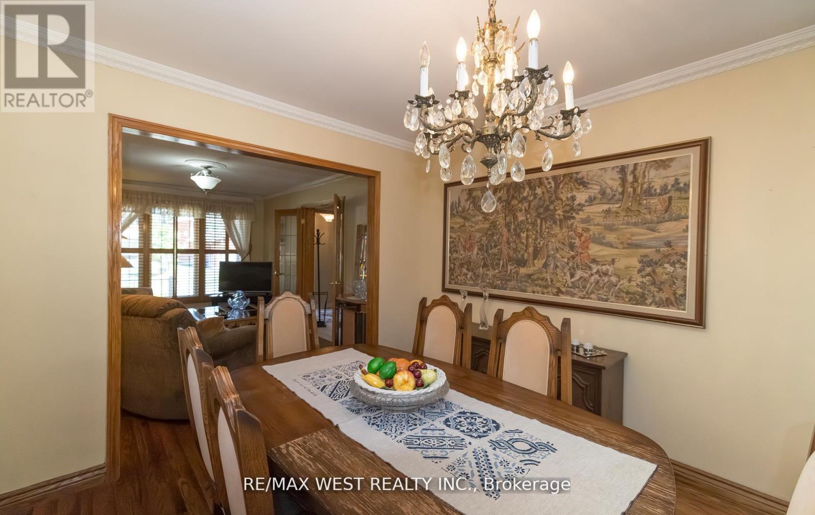 Photo 8 of 52 Amantine Crescent, Brampton ON