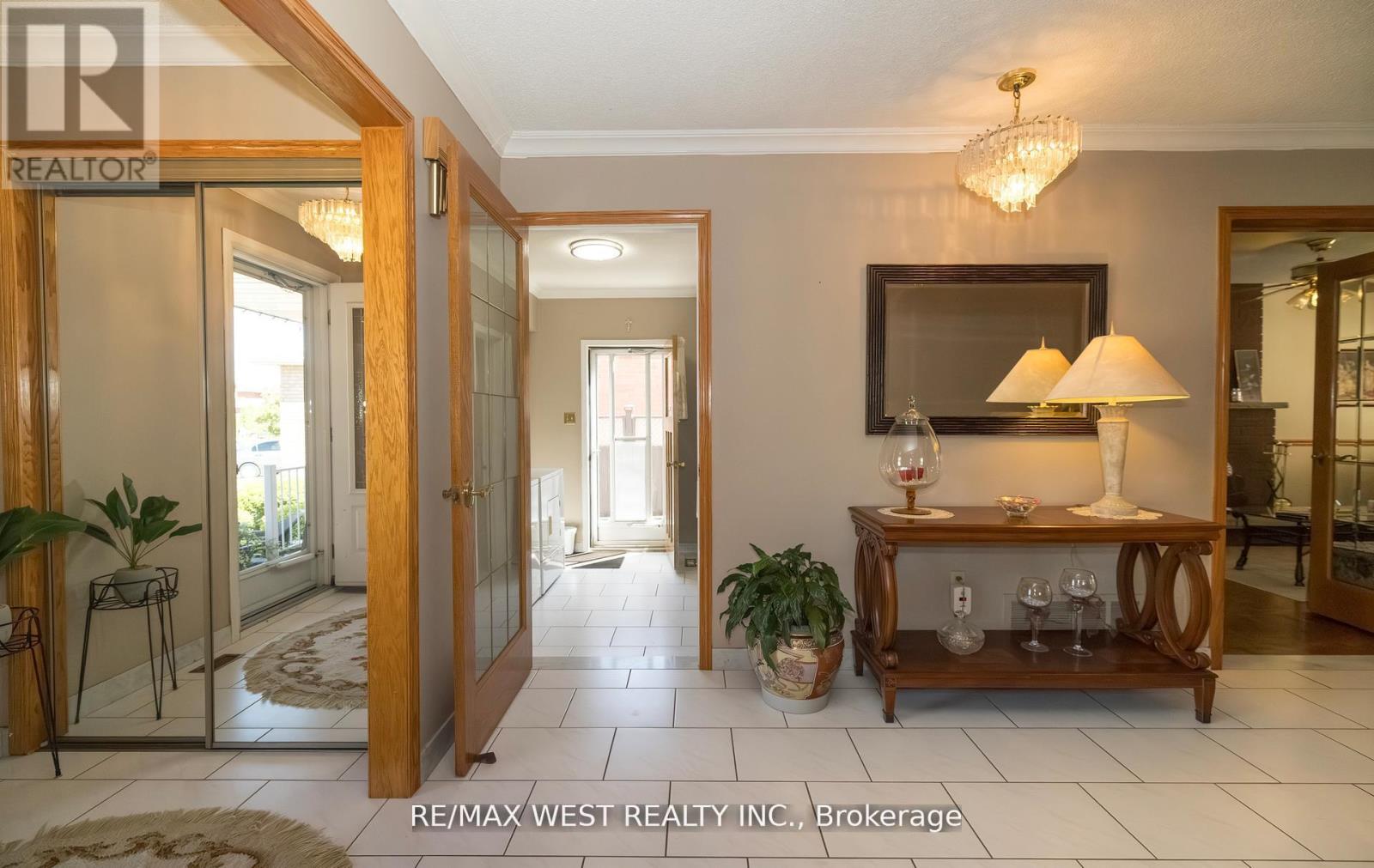 Photo 9 of 52 Amantine Crescent, Brampton ON