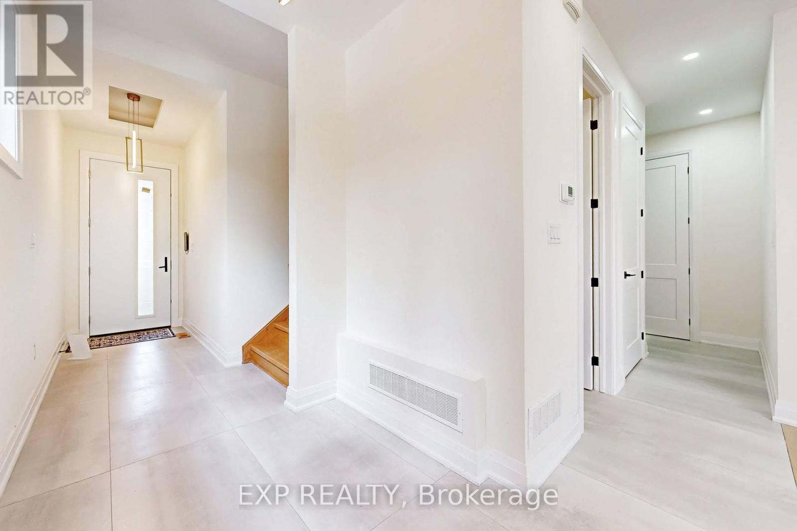 Photo 3 of 768 Montbeck Crescent, Mississauga ON