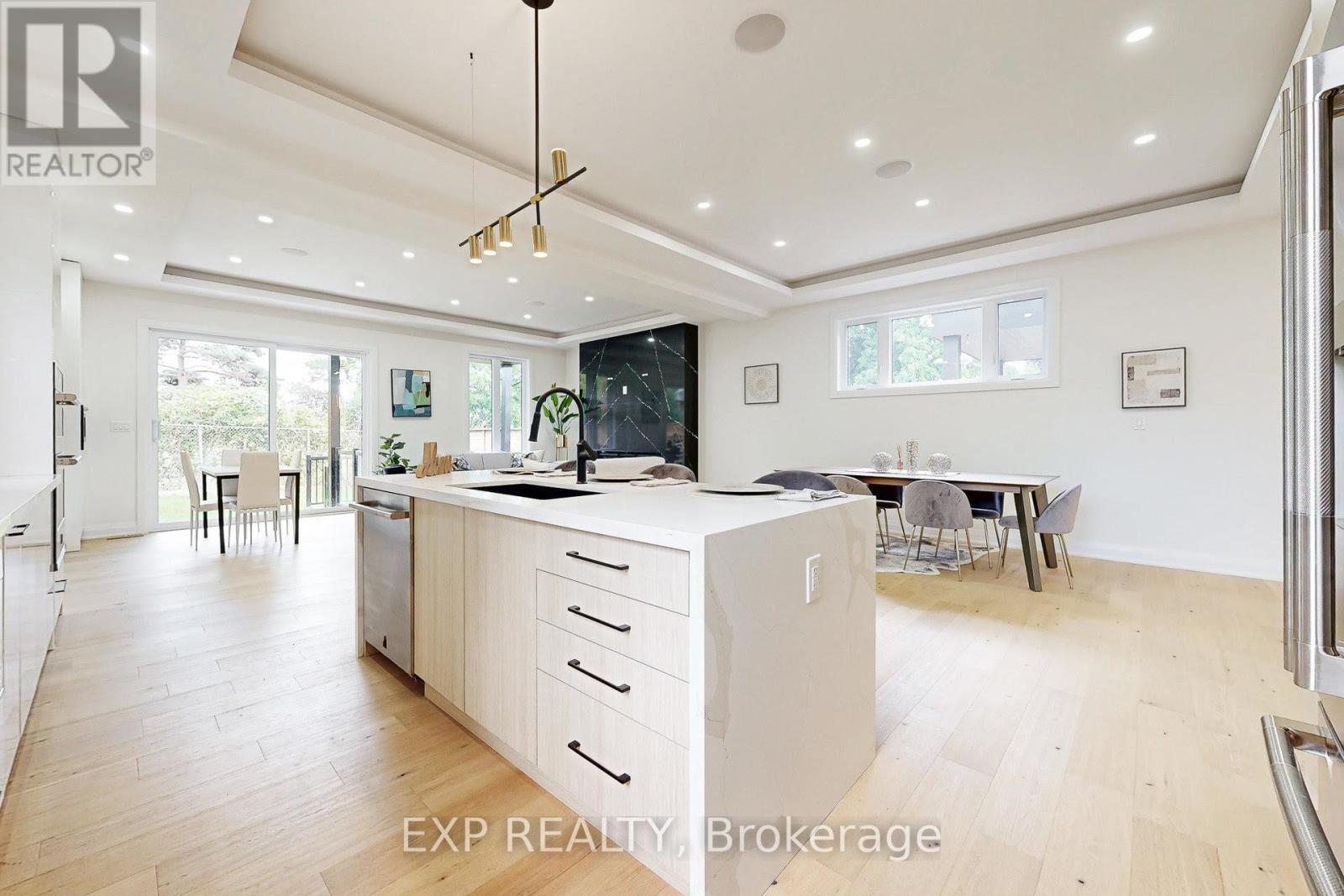 Photo 9 of 768 Montbeck Crescent, Mississauga ON