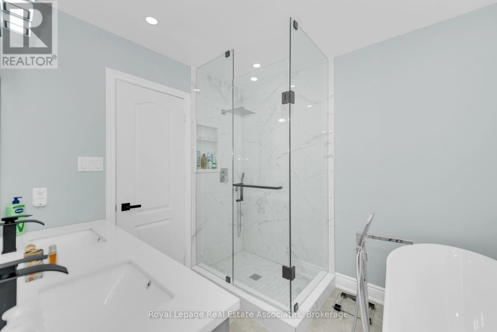 Photo 15 of 1 5031 East Mill Road, Mississauga ON