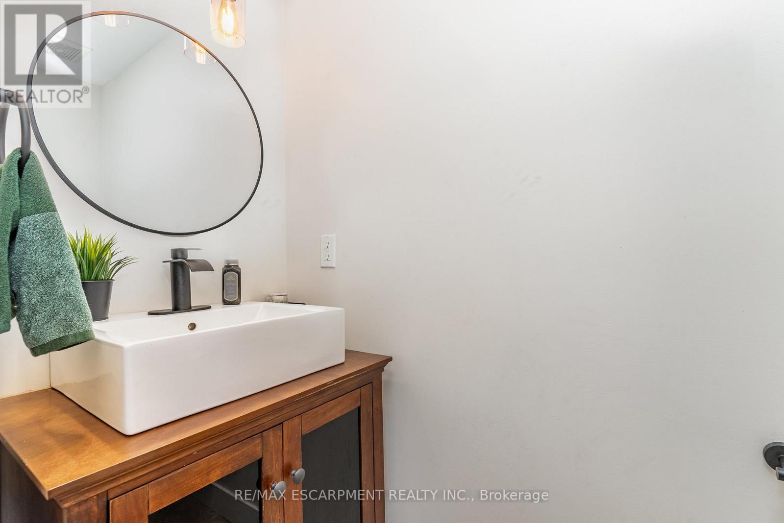 Photo 16 of 21 Prospect Street S, Hamilton ON
