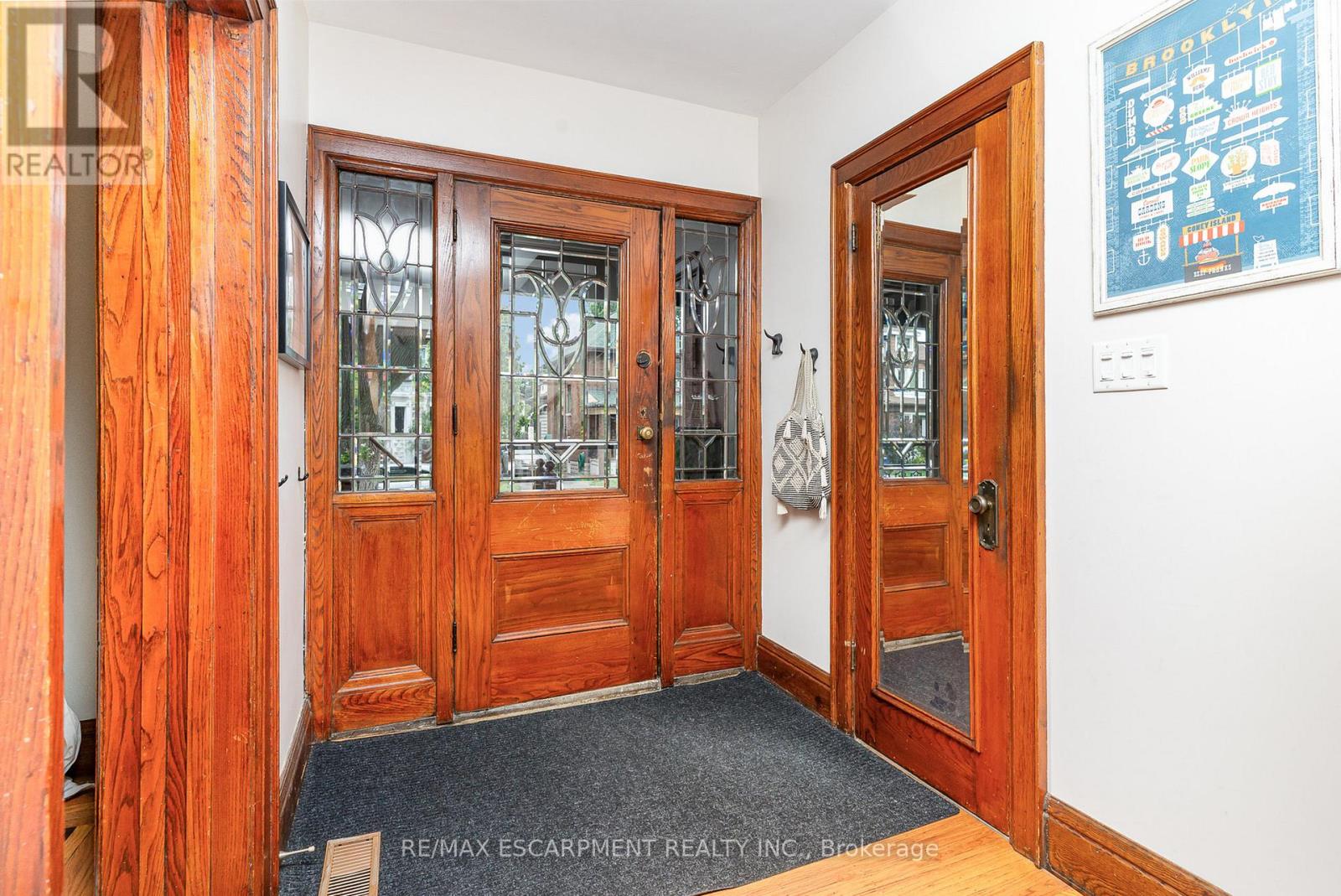 Photo 4 of 21 Prospect Street S, Hamilton ON
