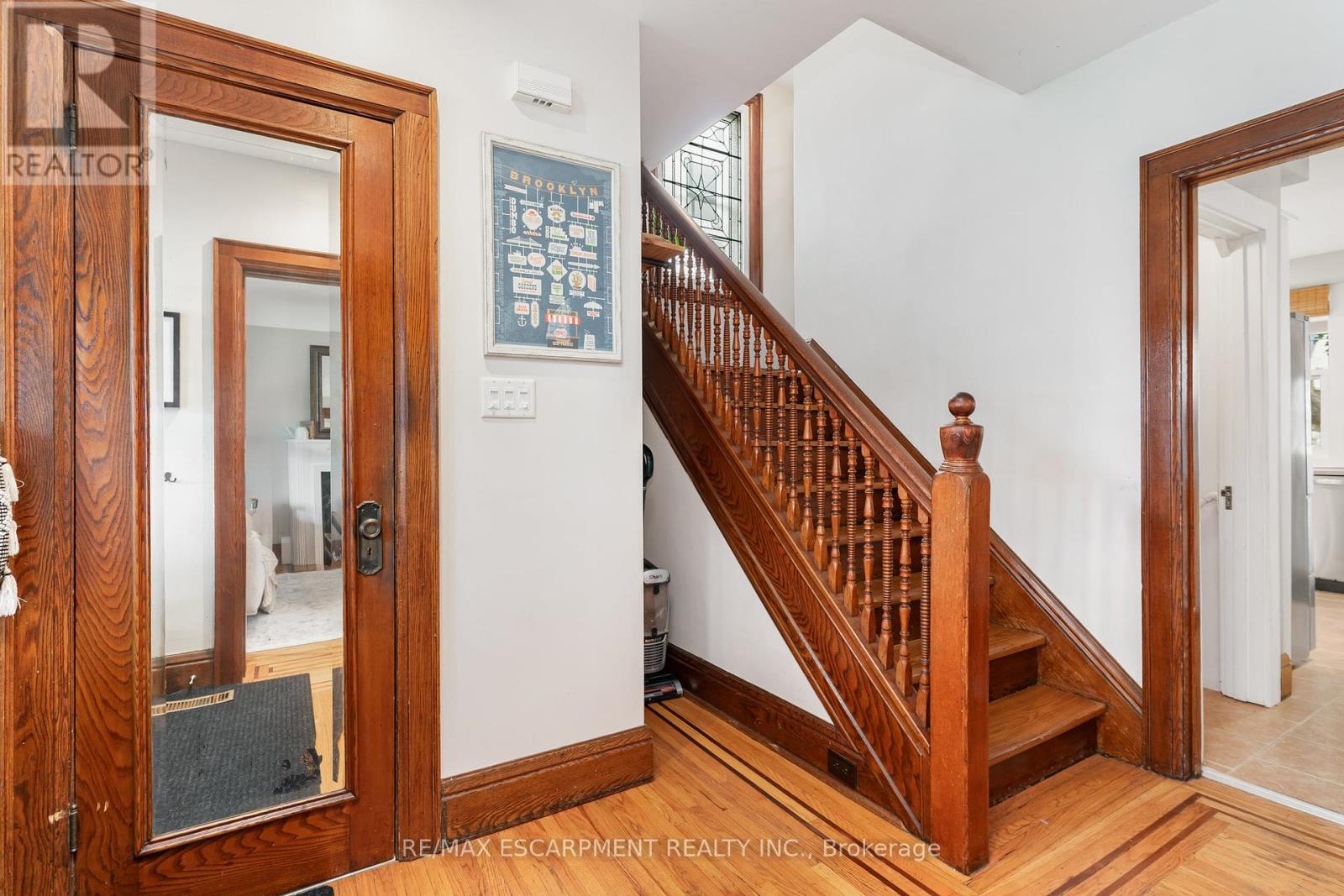 Photo 5 of 21 Prospect Street S, Hamilton ON
