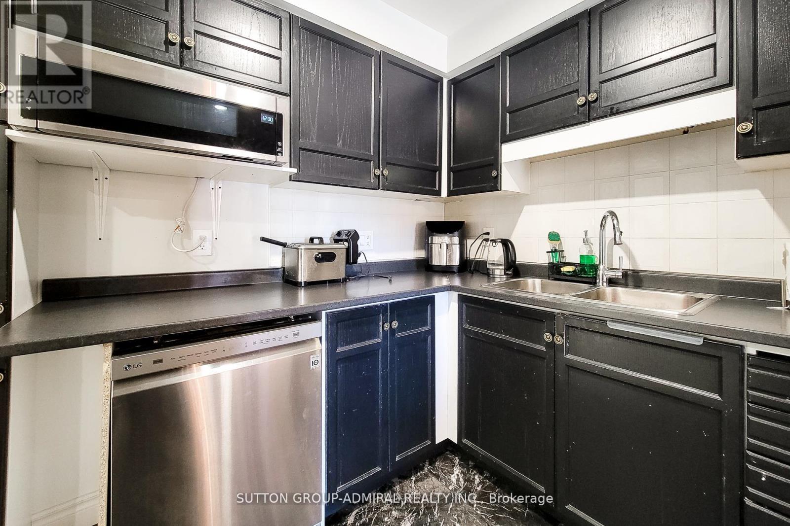 Photo 10 of 52 2 Royalwood Court, Hamilton ON