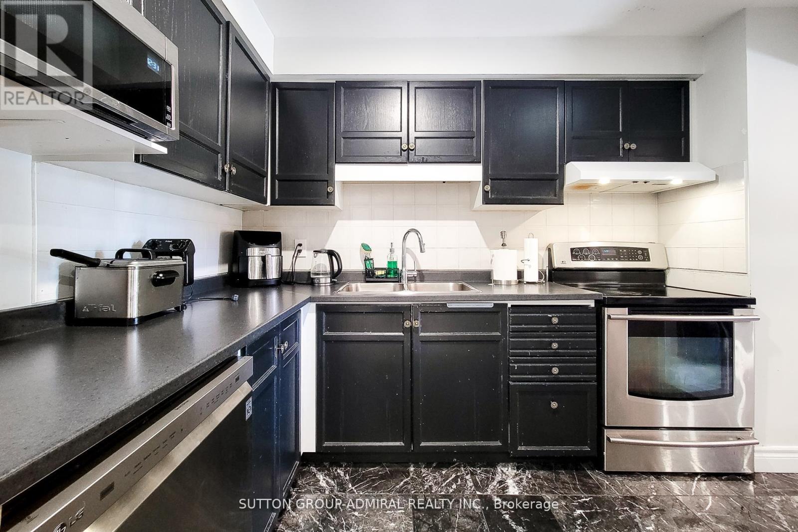 Photo 11 of 52 2 Royalwood Court, Hamilton ON