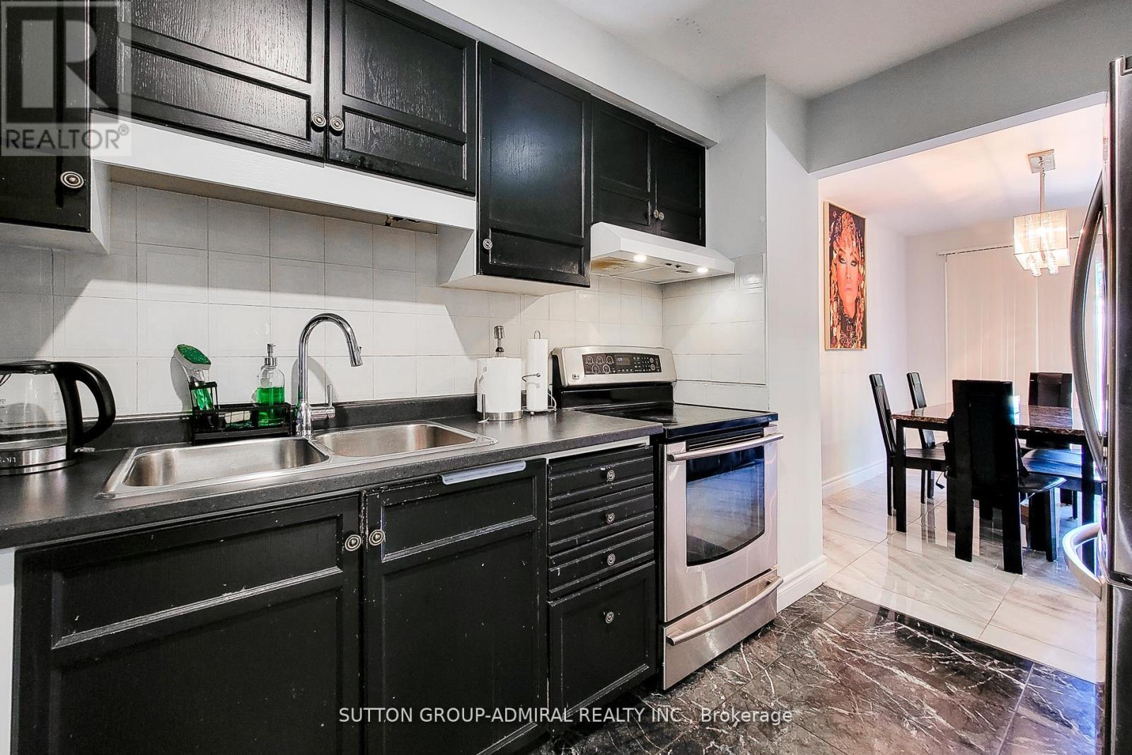 Photo 12 of 52 2 Royalwood Court, Hamilton ON