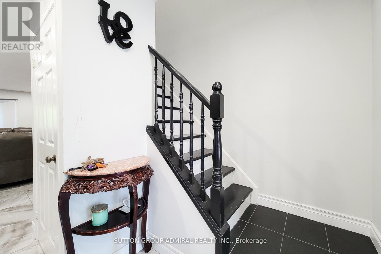 Photo 16 of 52 2 Royalwood Court, Hamilton ON