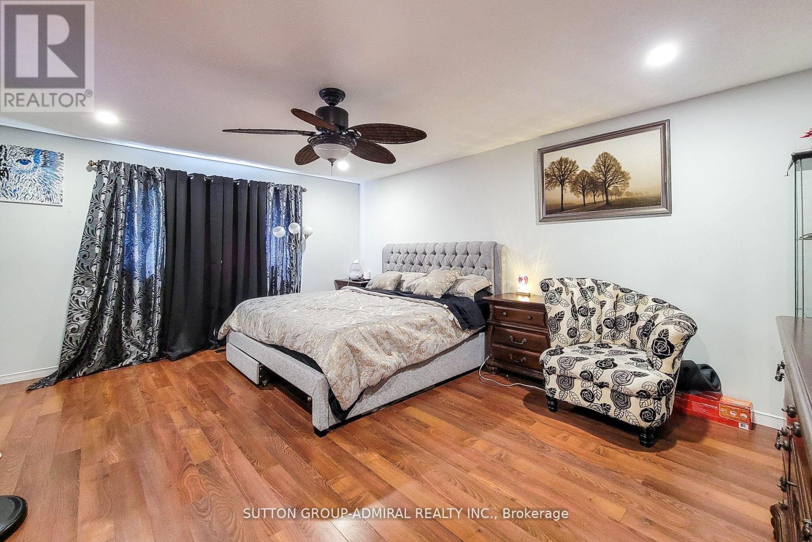 Photo 17 of 52 2 Royalwood Court, Hamilton ON