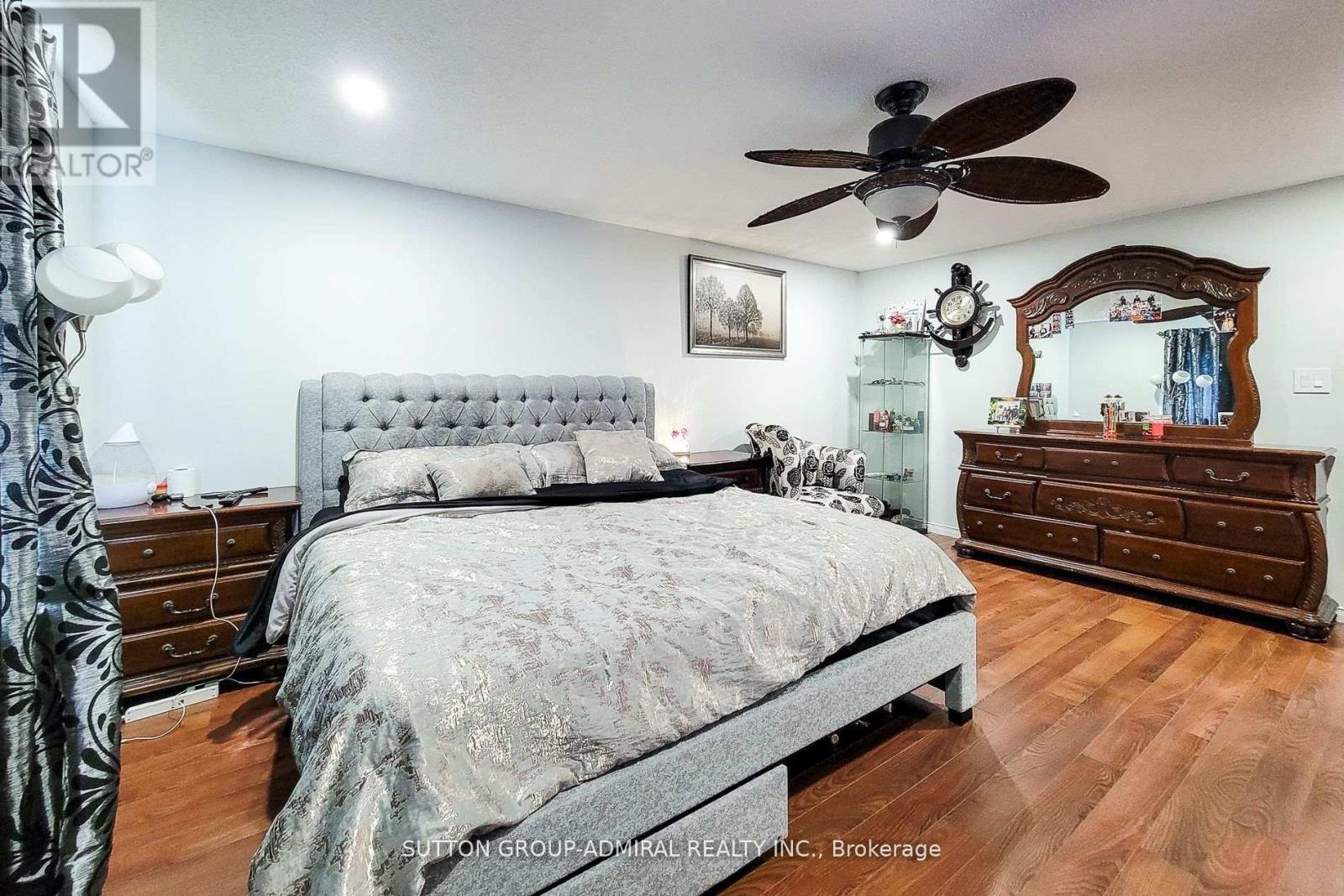 Photo 18 of 52 2 Royalwood Court, Hamilton ON