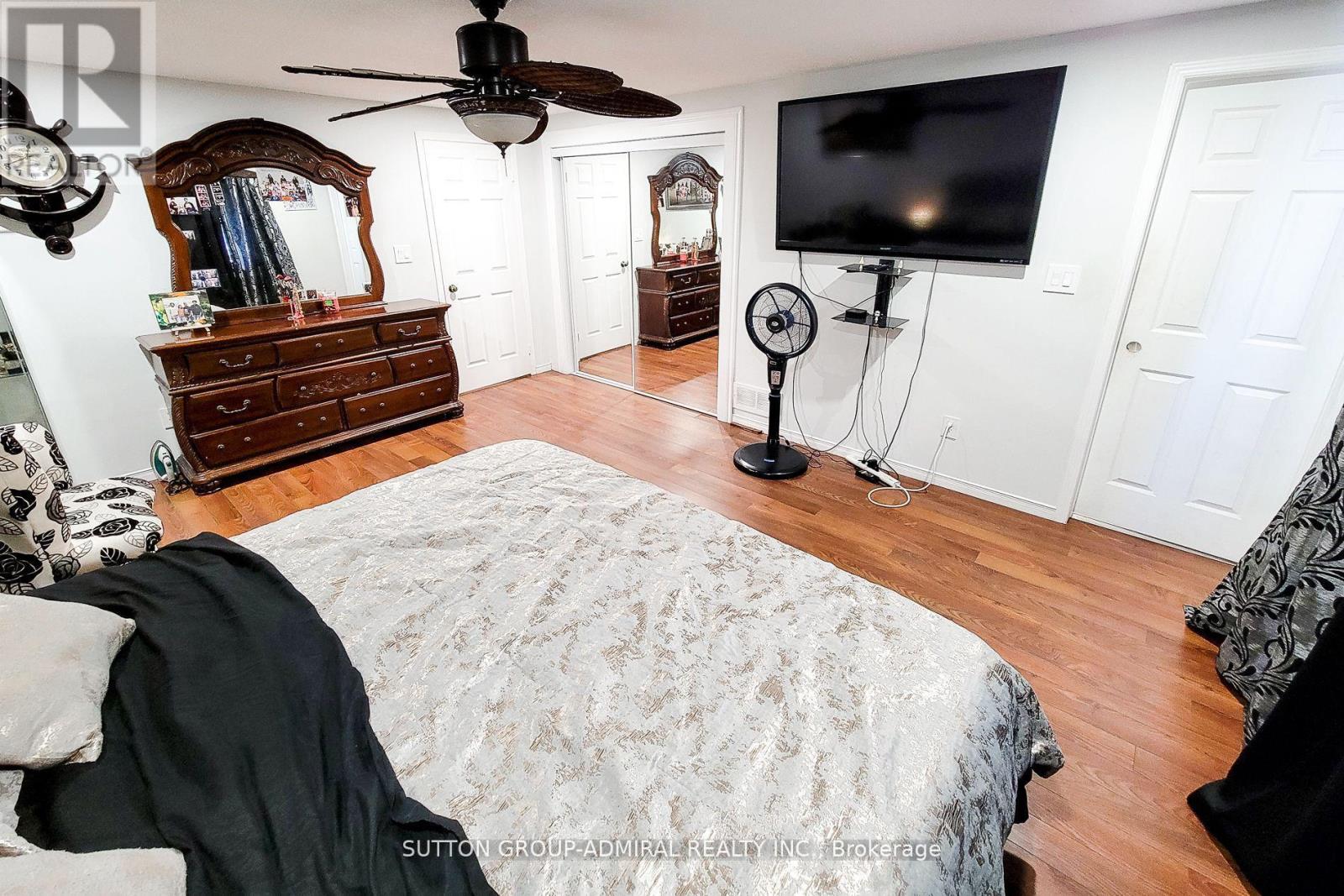 Photo 19 of 52 2 Royalwood Court, Hamilton ON