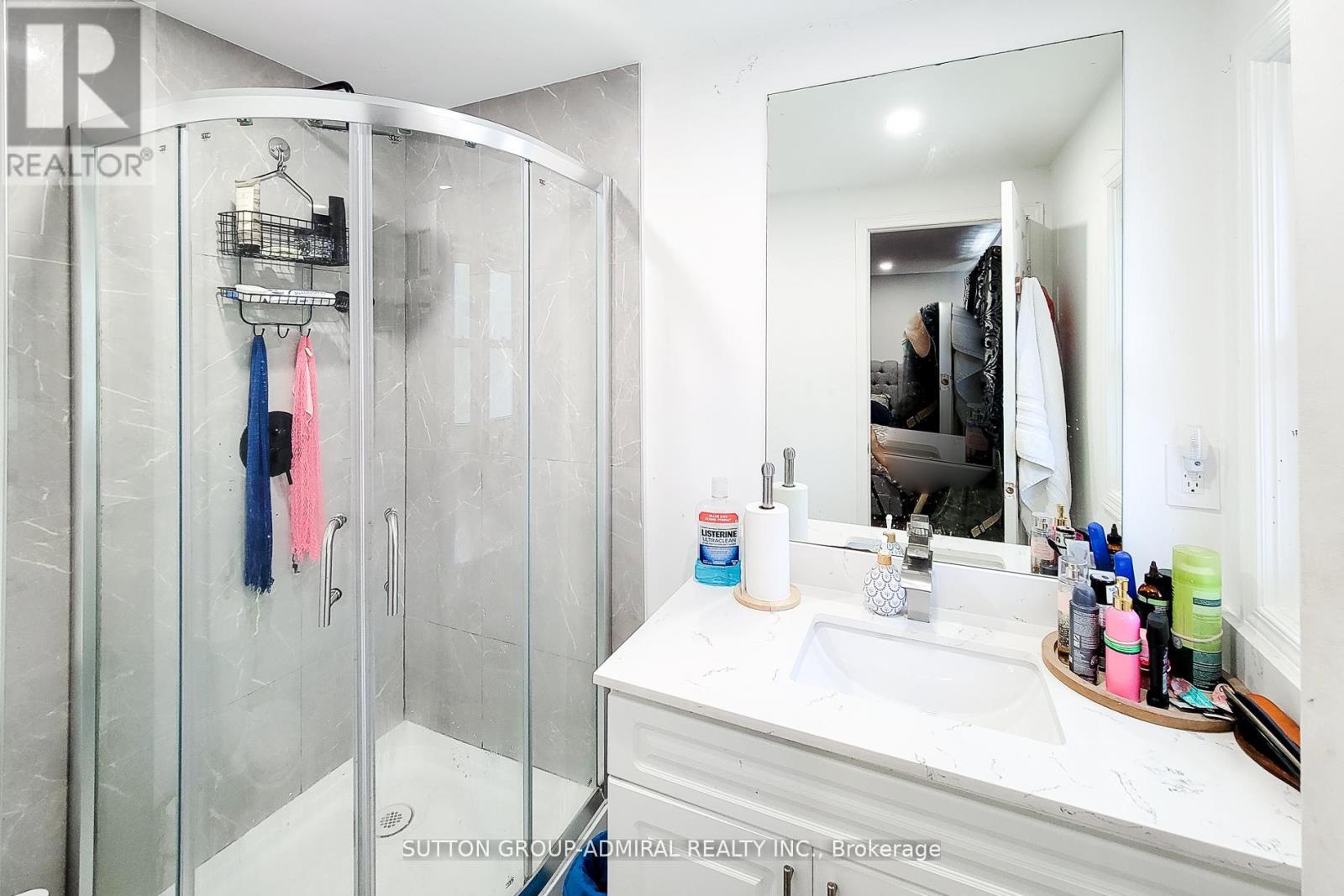 Photo 20 of 52 2 Royalwood Court, Hamilton ON