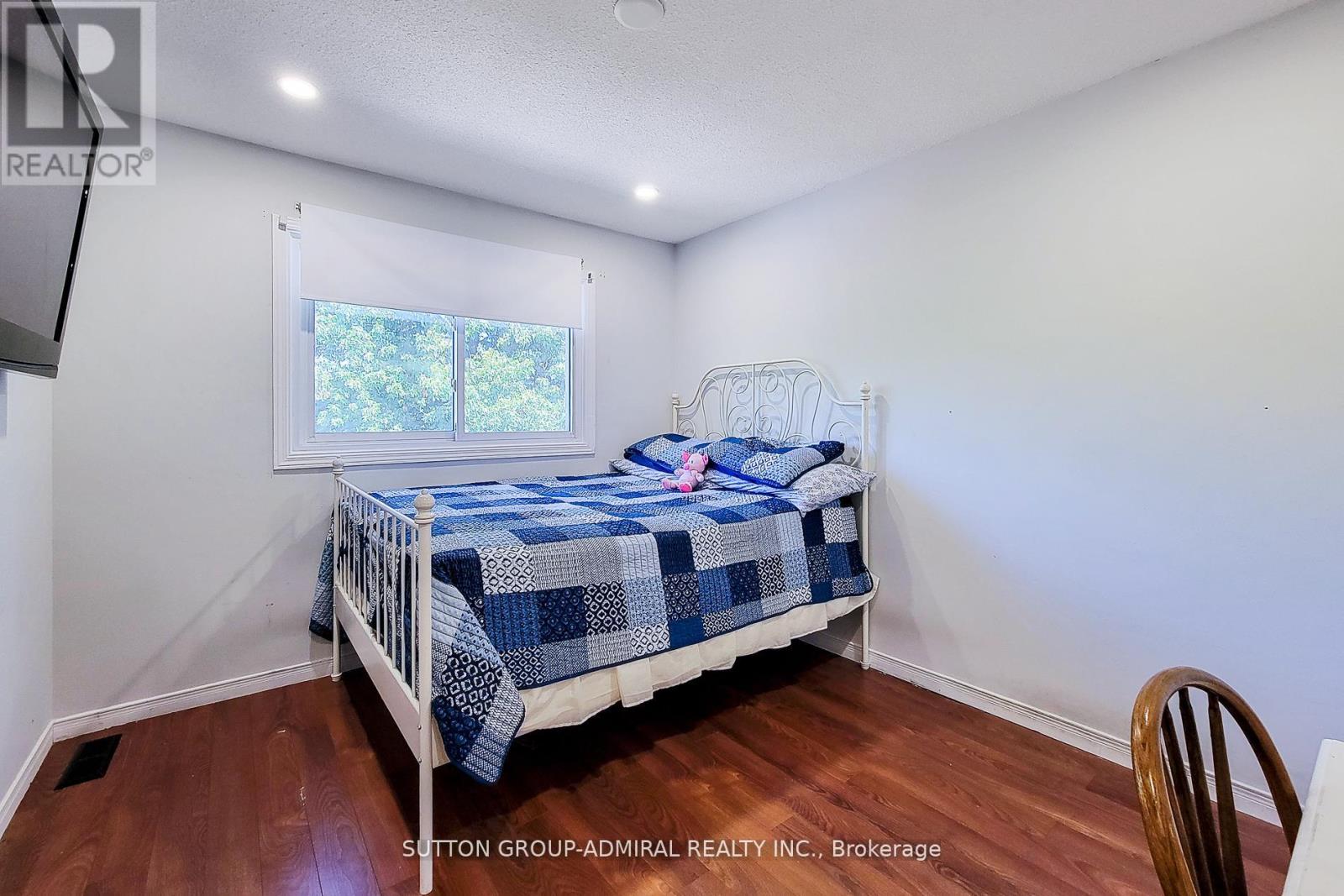 Photo 23 of 52 2 Royalwood Court, Hamilton ON