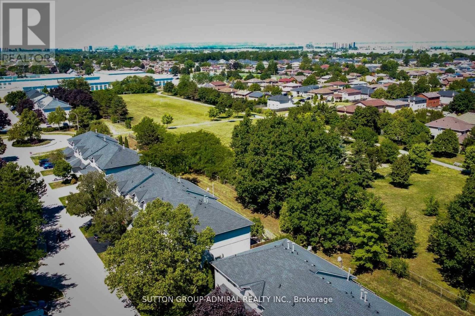 Photo 34 of 52 2 Royalwood Court, Hamilton ON