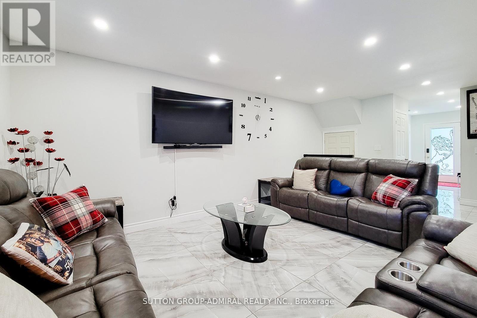 Photo 8 of 52 2 Royalwood Court, Hamilton ON