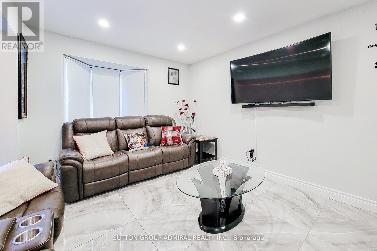 Photo 9 of 52 2 Royalwood Court, Hamilton ON