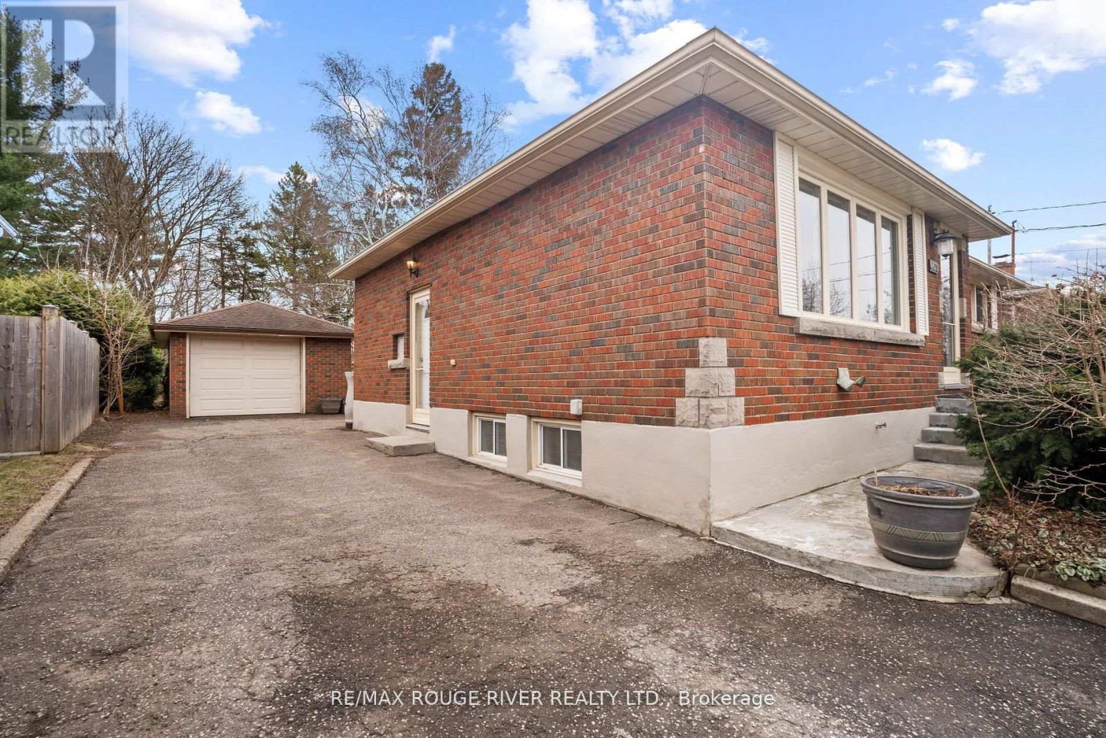 Photo 2 of 6478 Brock Street, Niagara Falls ON