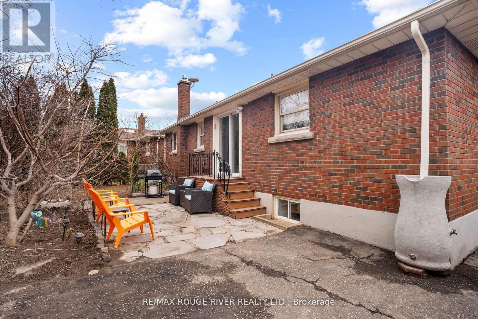 Photo 3 of 6478 Brock Street, Niagara Falls ON