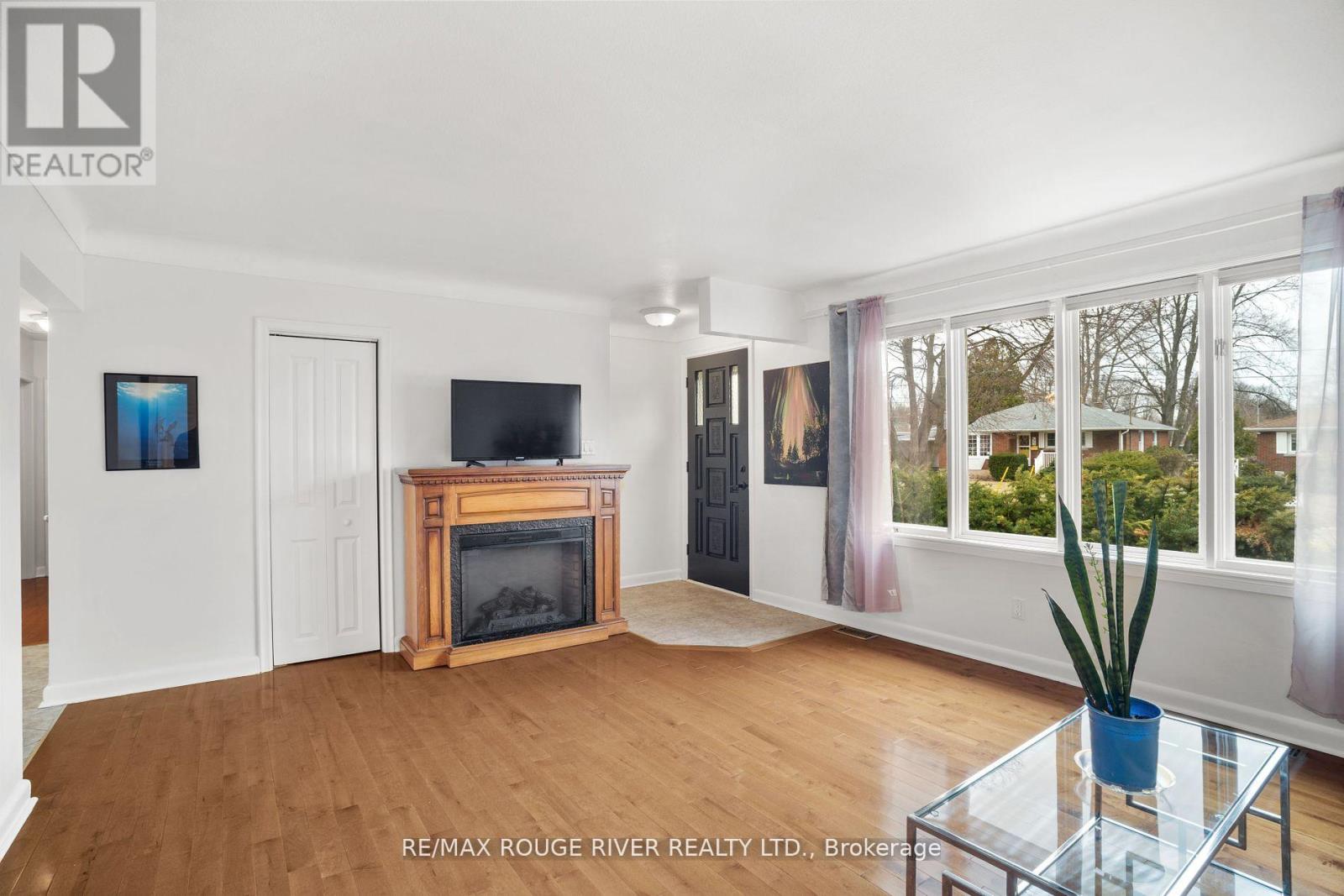 Photo 8 of 6478 Brock Street, Niagara Falls ON