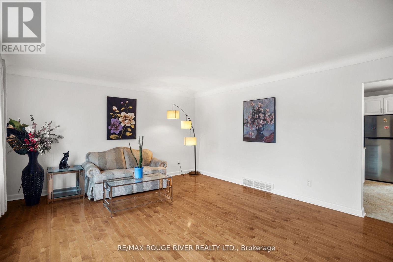 Photo 9 of 6478 Brock Street, Niagara Falls ON