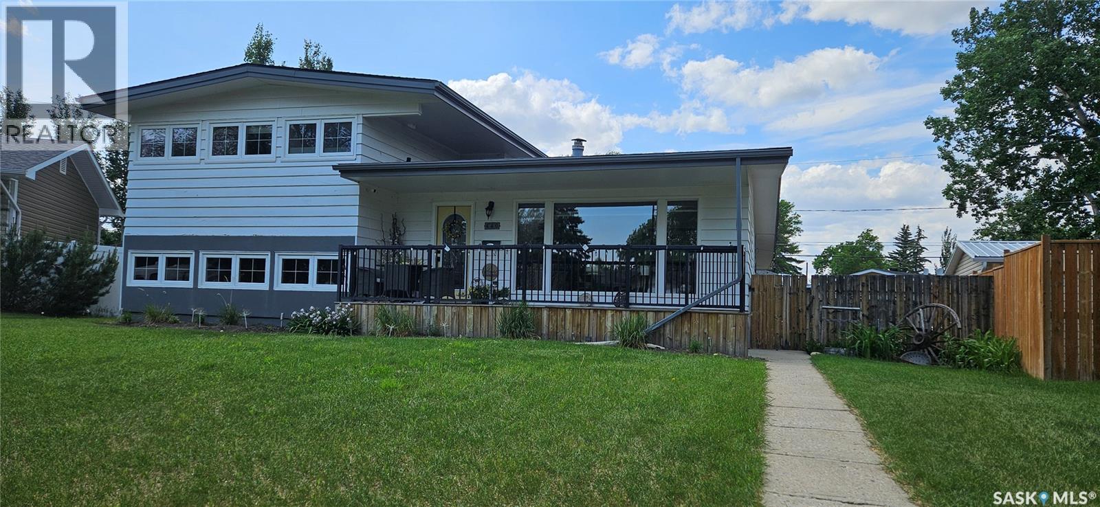 Photo 2 of 440 Macdonald Drive, Swift Current SK