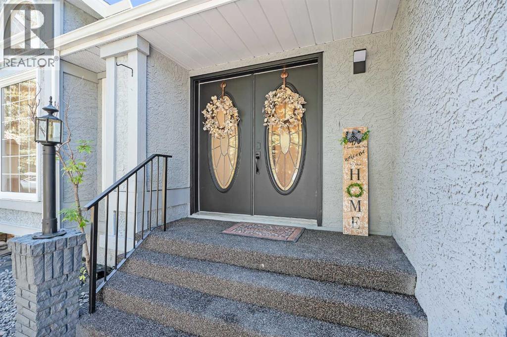 Photo 2 of 31 Scenic Park Crescent Nw, Calgary AB