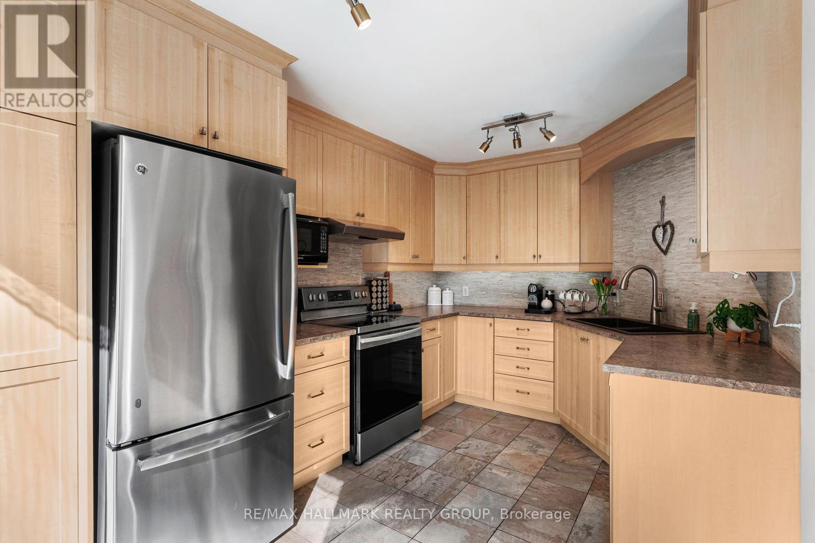 Photo 13 of 62 College Circle, Ottawa ON
