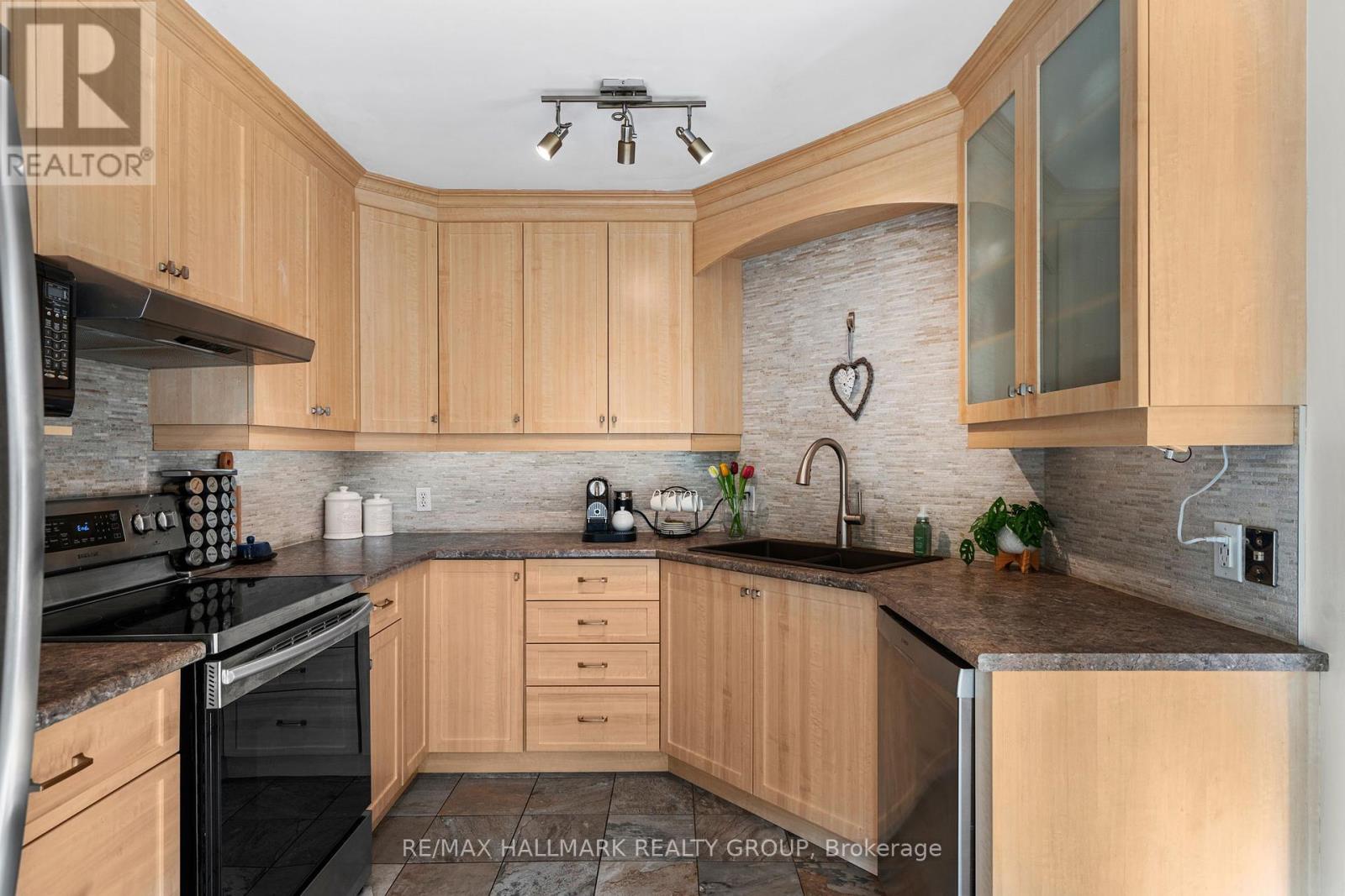 Photo 14 of 62 College Circle, Ottawa ON
