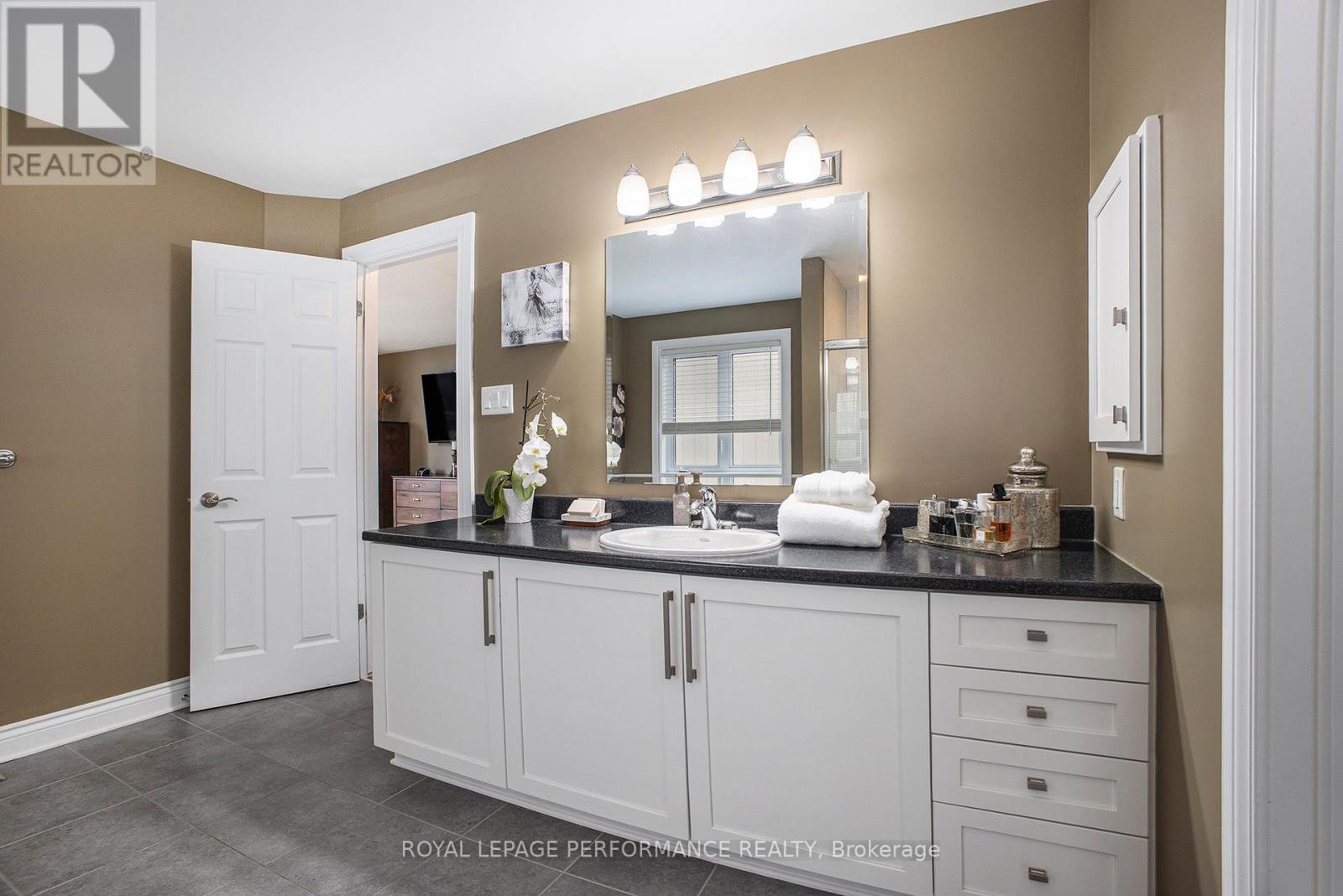 Photo 26 of 450 Frank Cauley Way, Ottawa ON