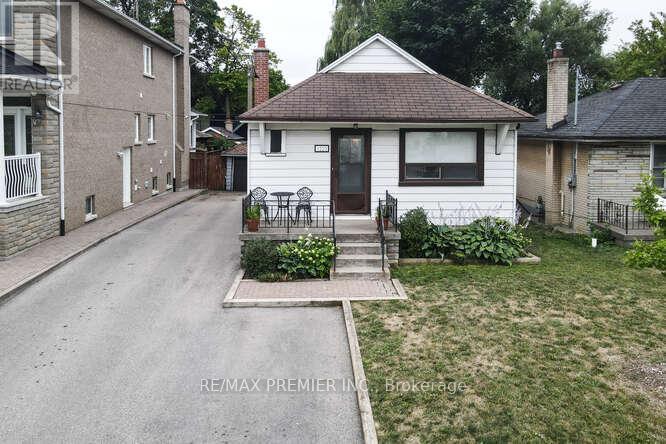 Photo 7 of 1223 Glencairn Avenue, Toronto ON